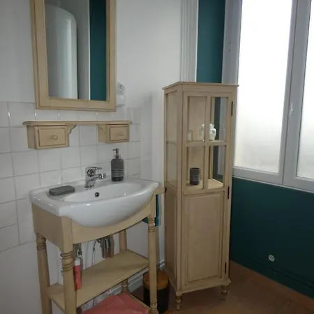 Les Du Heron Apartment *